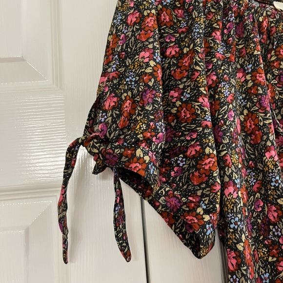 Cropped, floral blouse. - Picture 3 of 3